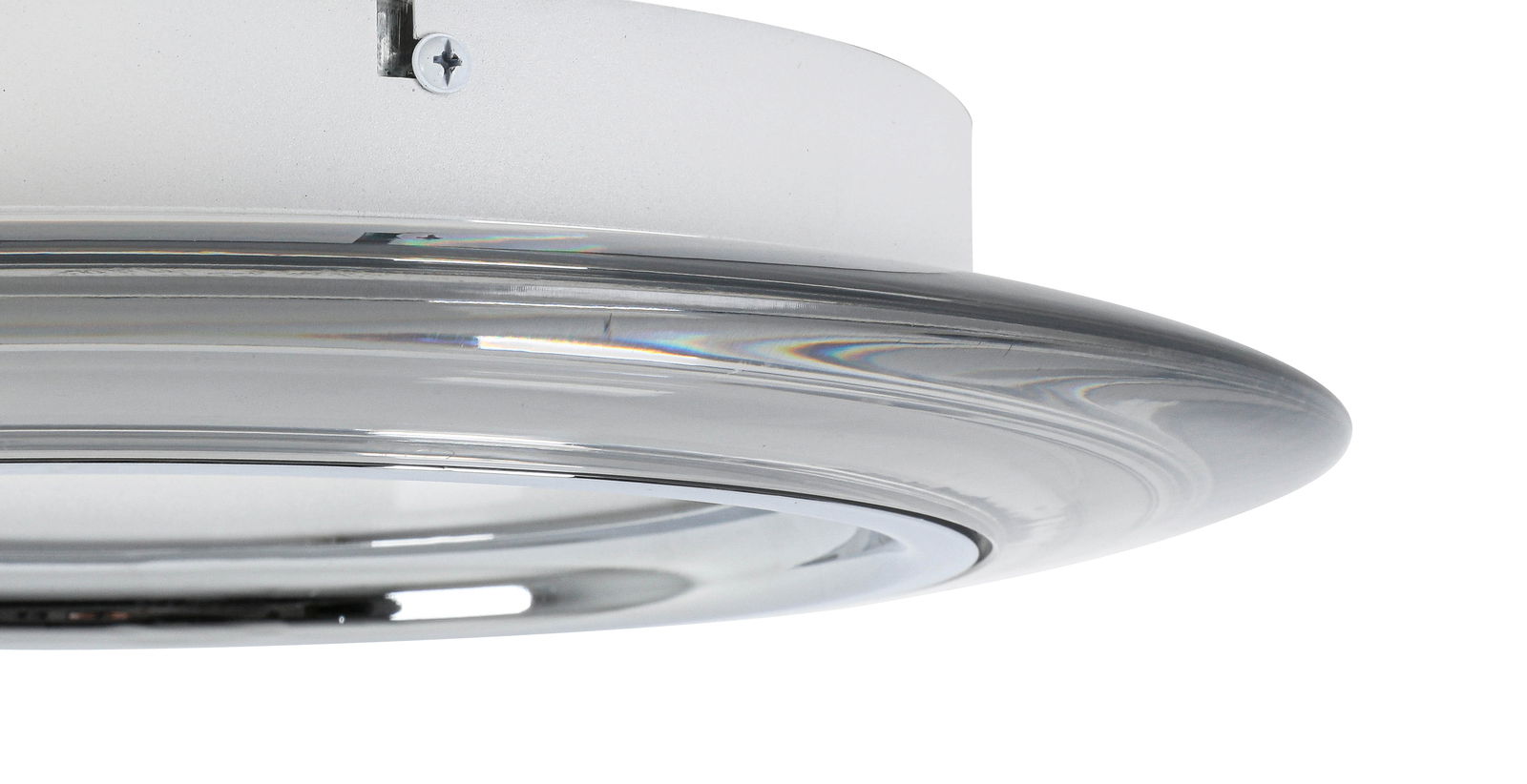Nahaufnahme einer modernen LED-Deckenleuchte mit glänzendem, kreisförmigem Design von unten betrachtet.