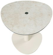 Moderner Beistelltisch mit runder, steinähnlicher Tischplatte und zentralem Metallakzent, aus der Vogelperspektive betrachtet.