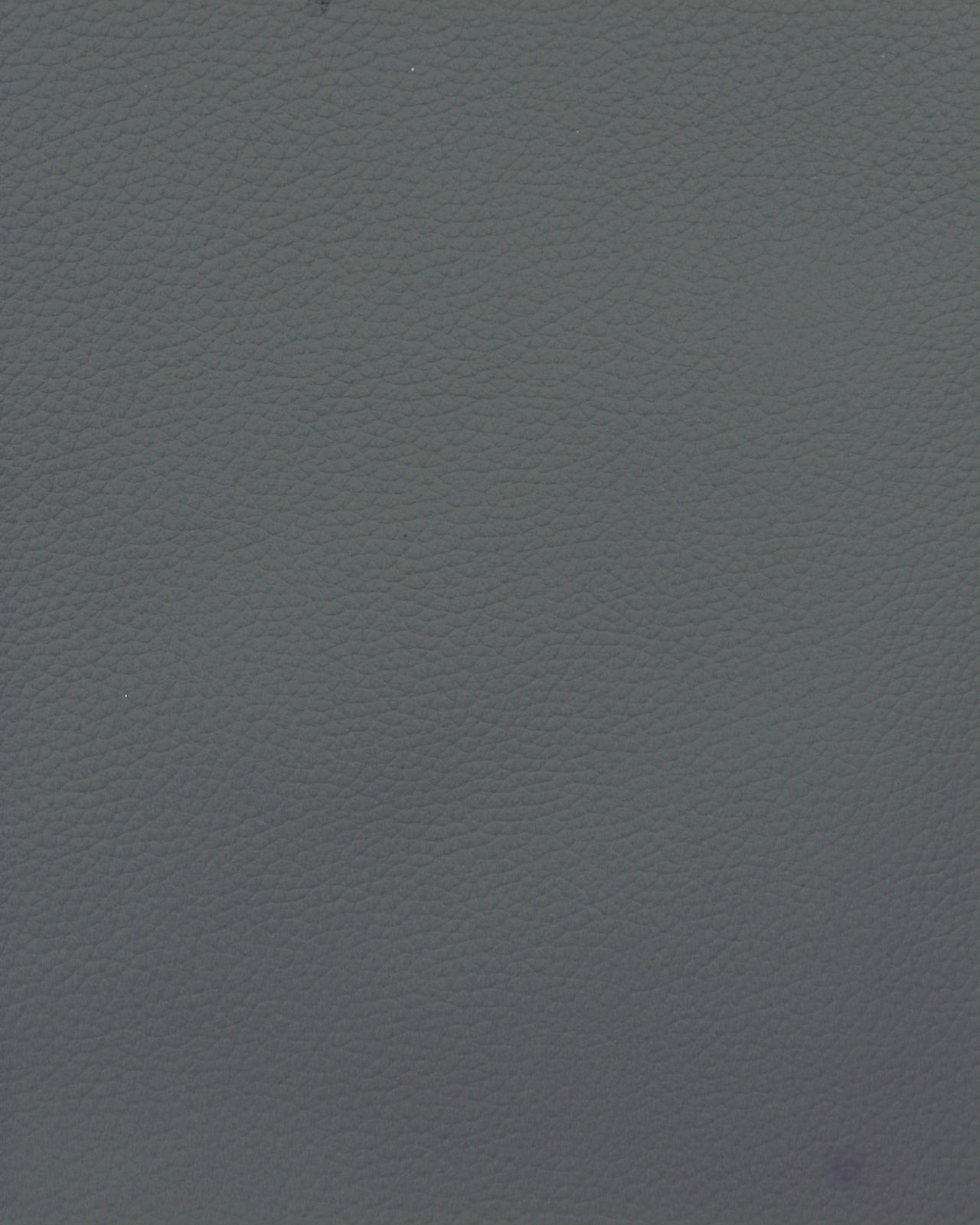 Nahaufnahme einer dunkelgrauen, strukturierten Lederoberfläche