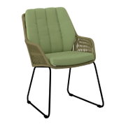 Groene loungefauteuil met gewatteerde kussens en beige touw/rotan-look frame, schuin van voren (driekwartaanzicht) weergegeven
