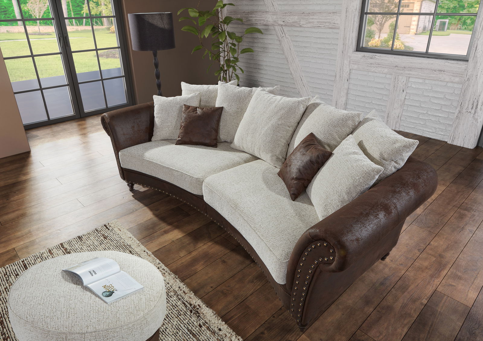 Rundes Megasofa mit braunen Lederakzenten und cremefarbenen Kissen, seitliche Perspektive