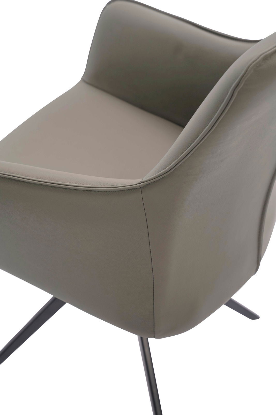 Nahaufnahme eines modernen Armlehnstuhls mit grauem Polster und schwarzen Metallbeinen, seitliche Perspektive.