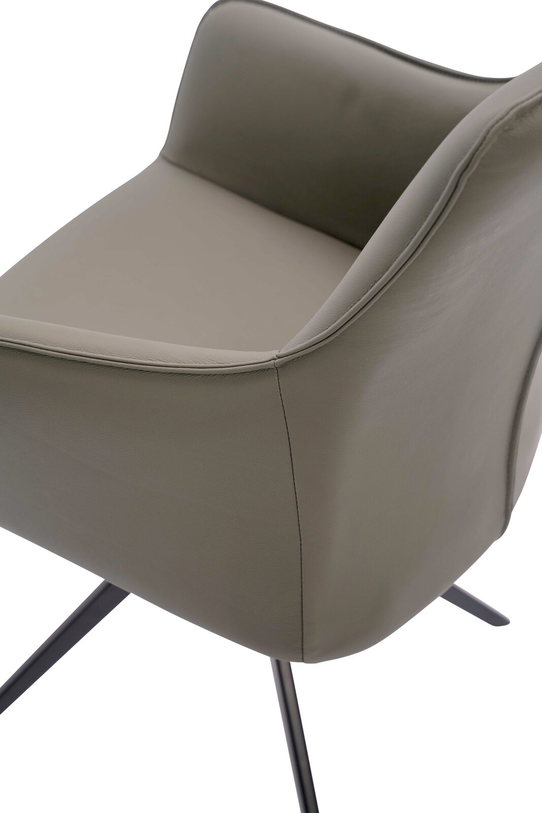 Nahaufnahme eines modernen Armlehnstuhls mit grauem Polster und schwarzen Metallbeinen, seitliche Perspektive.