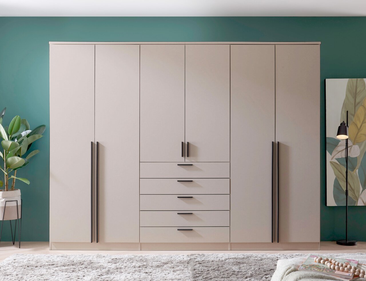 Z2 Kast met draaideuren, 6 deuren ARNIS Grote, moderne kledingkast in lichtgrijs met zwarte handgrepen, in het midden twee deuren boven vijf lades, vanaf ooghoogte in de slaapkamer gefotografeerd