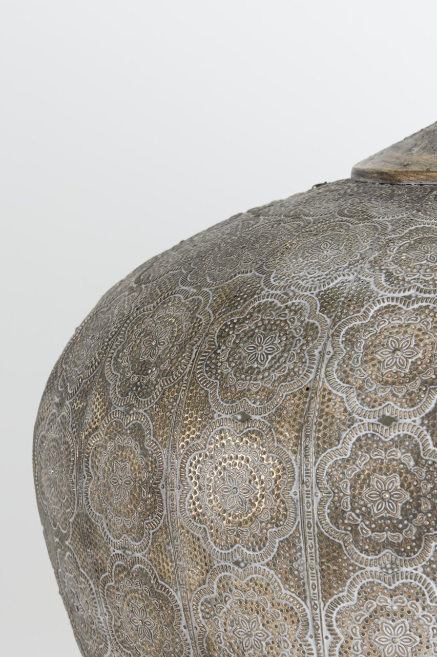 Detailfoto van een hanglamp met een filigraan, oosters patroon in zilver- en goudtinten.