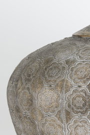 Detailansicht einer Hängeleuchte mit filigranem, orientalischem Muster in Silber- und Goldtönen.
