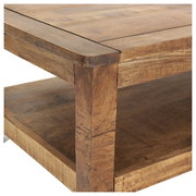 Nahaufnahme eines rustikalen Couchtisches aus Holz mit sichtbarer Maserung, seitliche Perspektive