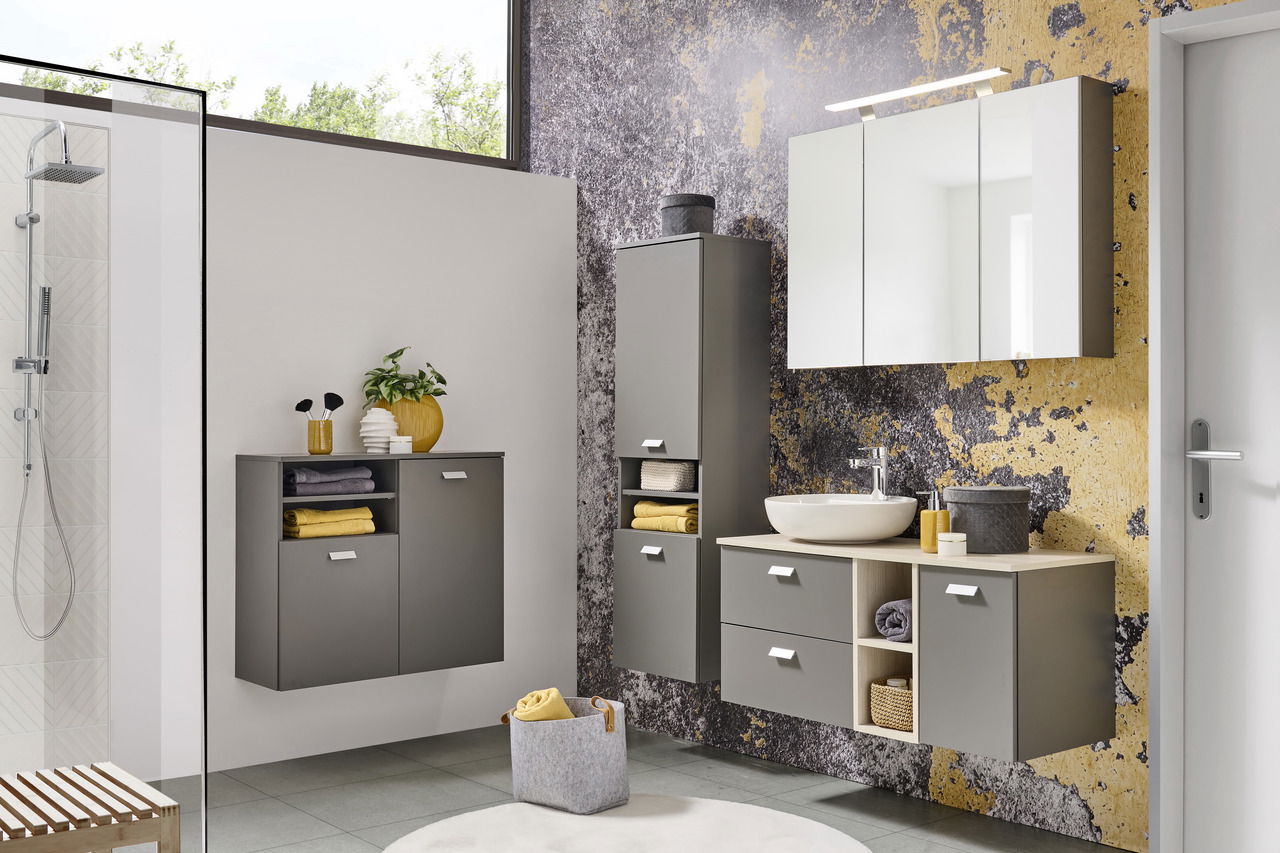 Moderner Hochschrank in einem stilvollen Badezimmer, seitliche Perspektive