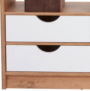 Nahaufnahme eines Raumteilers oder Regals mit zwei weißen Schubladen und einem braunen Fach, aus Holz gefertigt.