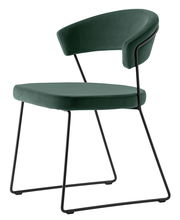 Moderner Stuhl mit grünem Samtbezug und schwarzem Metallgestell, seitliche Perspektive