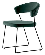 Moderner Stuhl mit grünem Samtbezug und schwarzem Metallgestell, seitliche Perspektive