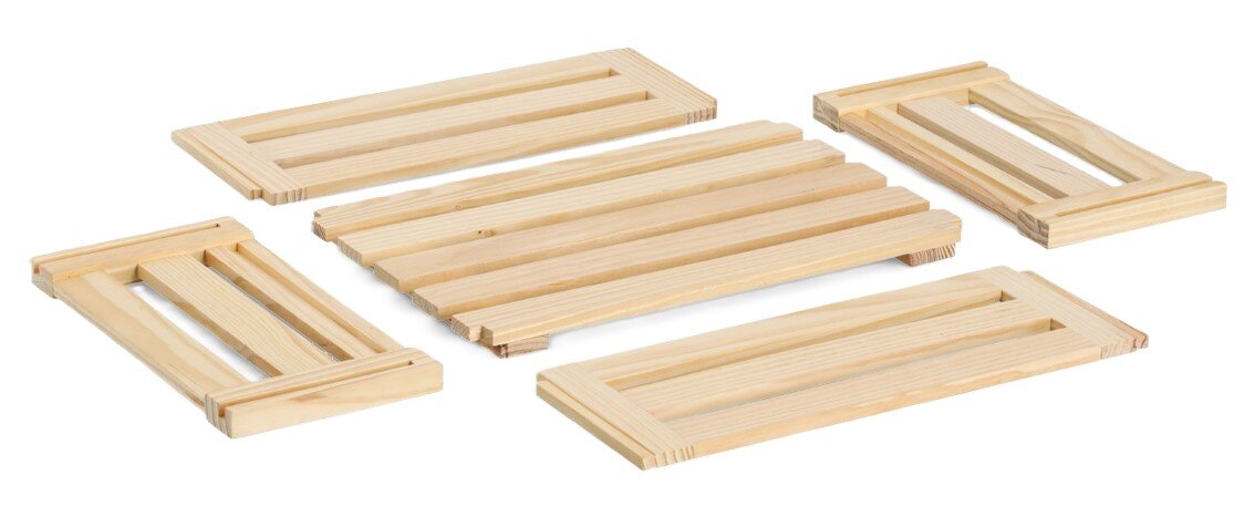 Fünf flache Holzteile in verschiedenen Größen, perspektivisch von oben fotografiert, die zusammen eine Aufbewahrungskiste bilden können.