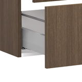 Nahaufnahme eines Waschtisch-Sets mit Holzoptik und offener Schublade, seitliche Perspektive