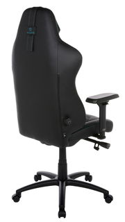 Rückansicht eines schwarzen Gaming-Stuhls mit verstellbaren Armlehnen und stabiler Basis auf Rollen.