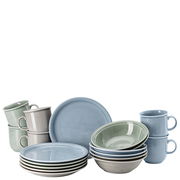 Frühstücksset 18-tlg. in verschiedenen Pastellfarben, bestehend aus Tellern, Schalen und Tassen, aus seitlicher Perspektive fotografiert.