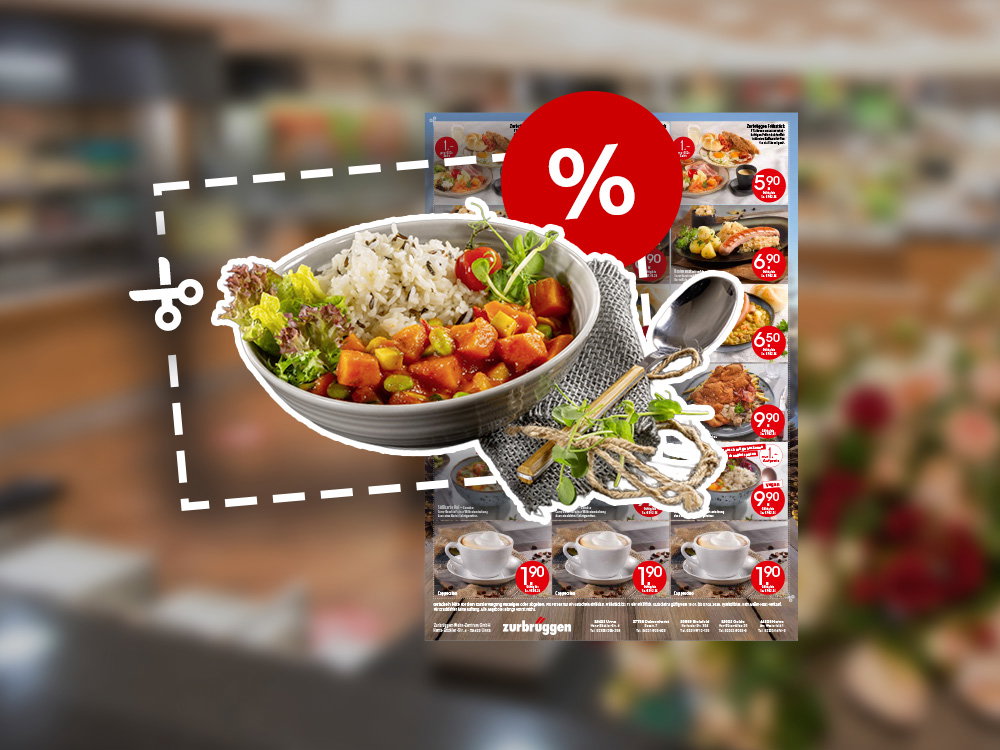 Werbeplakat mit Coupons und Gericht mit Reis, Gemüse und Sauce vor Restauranthintergrund.