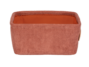 Rechteckiger Badkorb Anela mini in einem warmen Rostton, aus geripptem Stoff, mit offener Oberseite, frontal abgebildet.