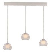 Hanglamp met drie lampen, voorzien van een lange kap en drie witte, koepelvormige lampenkappen van draadgaas, met een warme lichtkleur; vooraanzicht, licht van onderaf gefotografeerd tegen een grijze achtergrond