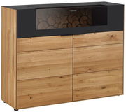 Frontansicht eines modernen Highboards aus Holz mit schwarzem Akzent und Glaseinsatz, der Holzscheite zeigt.