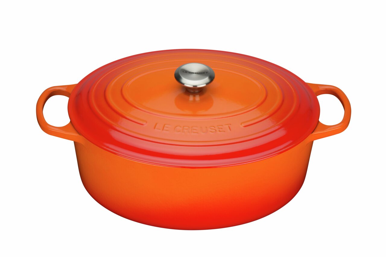 Ovaler Bräter in Ofenrot von Le Creuset, seitliche Perspektive