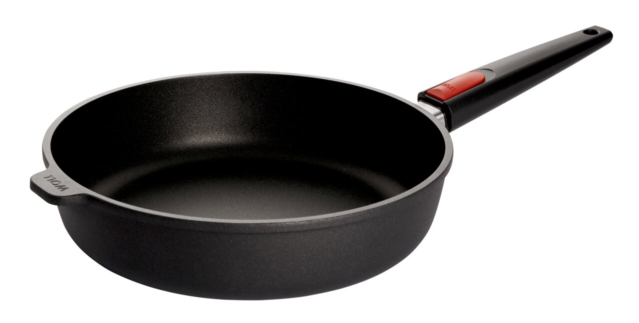 Guss-Hochrandpfanne 28cm Nowo, seitliche Perspektive, schwarzes Design mit rotem Knopf am Griff