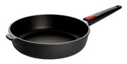 Gietijzeren pan met hoge rand 28 cm van Nowo, zijaanzicht, zwart ontwerp met rode knop aan het handvat