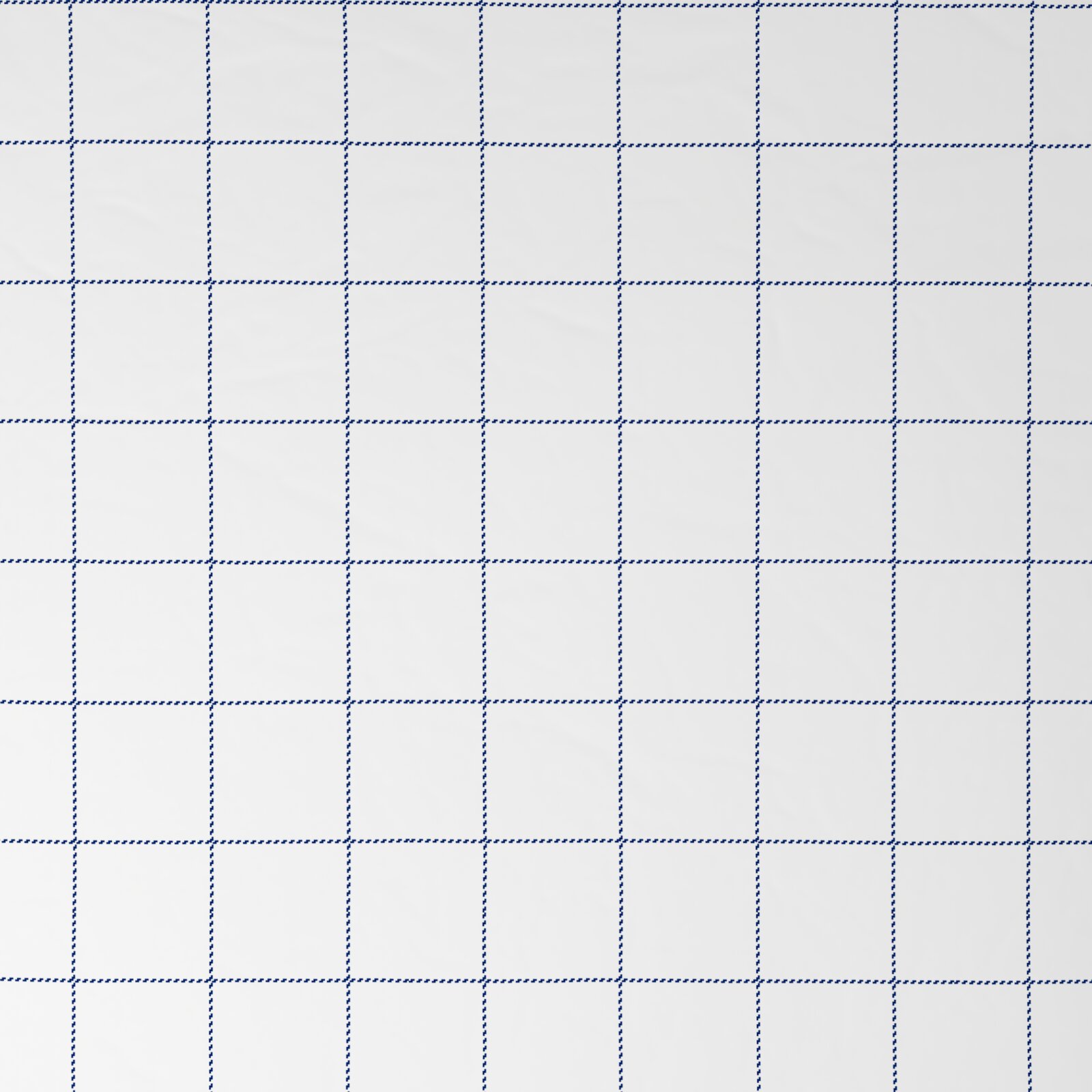 Weißer Stoff mit blau gestricheltem Karomuster, Draufsicht (flach von oben)