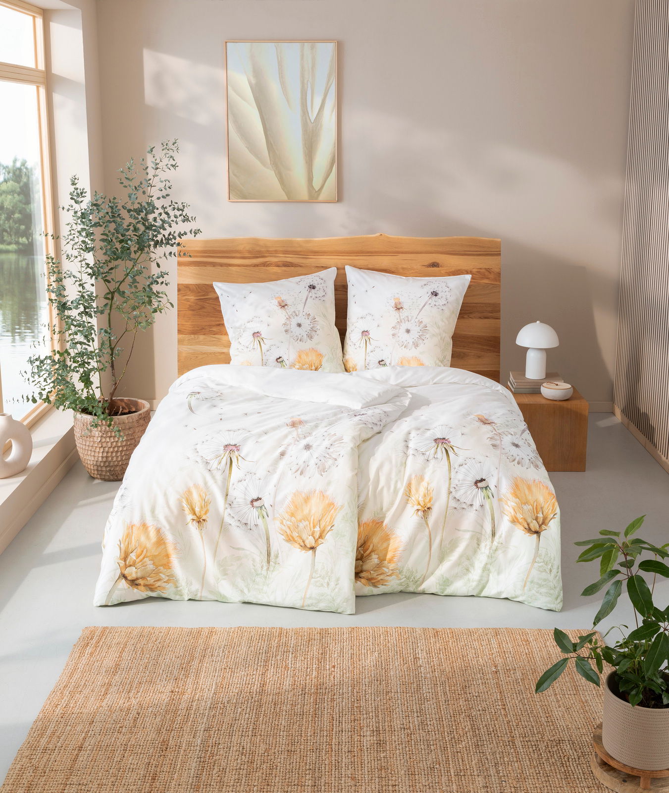 Bettwäsche-Set 155x220cm mit floralem Design in einem hellen, modernen Schlafzimmer, frontal fotografiert.