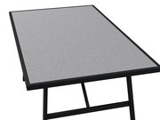 Moderner Gartentisch mit grauer Tischplatte und schwarzem Rahmen, seitliche Perspektive