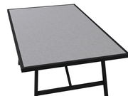 Moderner Gartentisch mit grauer Tischplatte und schwarzem Rahmen, seitliche Perspektive