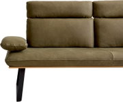 Nahaufnahme einer modernen Polsterbank/Sofa in olivgrünem Lederlook mit gepolsterter Rückenlehne, Armauflage links und schwarzem Metallfuß, frontal aus leichter Seitenperspektive
