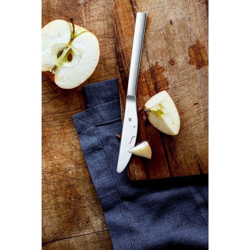 Obstmesser auf einem Holzbrett mit geschnittenem Apfel, von oben betrachtet