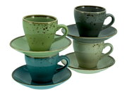 Vier gesprenkelte Keramik-Kaffeetassen mit passenden Untertassen in Grün-, Blau- und Grautönen, schräg von vorne in leichter Draufsicht fotografiert.