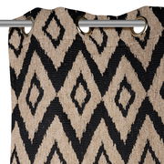 Ösenschal mit geometrischem Muster in Schwarz und Beige, Nahaufnahme von oben mit sichtbaren Ösen.