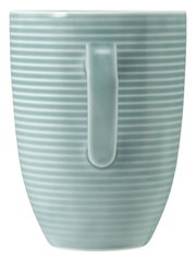 Hellblauer Becher mit Henkel, seitliche Perspektive, mit horizontalen Rillen.