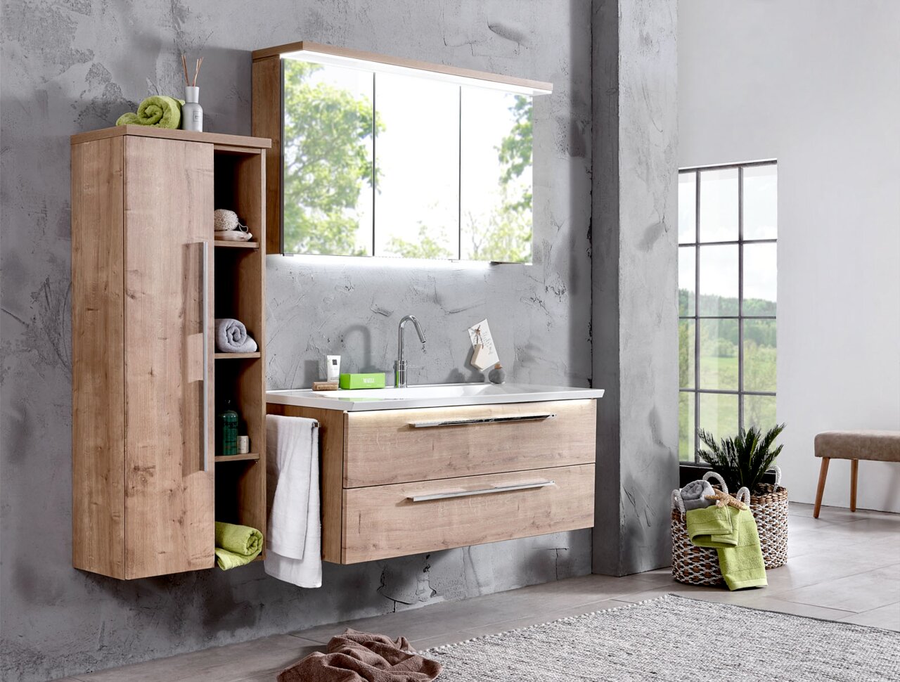 Moderne Badkombination aus Holz mit Spiegel und Waschbecken, seitliche Perspektive