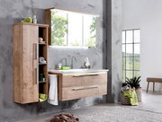 Moderne Badkombination aus Holz mit Spiegel und Waschbecken, seitliche Perspektive