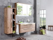 Moderne Badkombination aus Holz mit Spiegel und Waschbecken, seitliche Perspektive