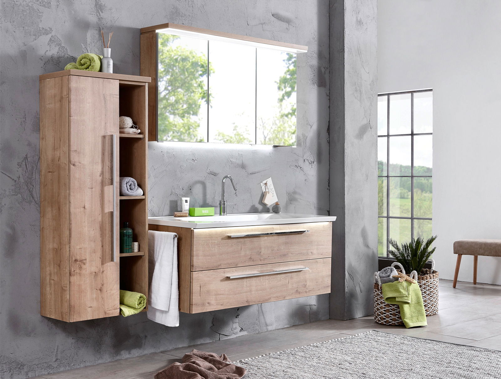 Moderne Badkombination aus Holz mit Spiegel und Waschbecken, seitliche Perspektive