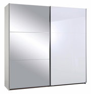 Moderner Schwebetürenschrank mit zwei Türen, eine mit Spiegel und die andere in Weiß, frontal abgebildet.