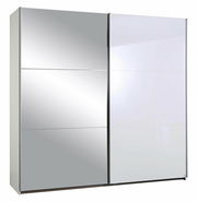 Moderner Schwebetürenschrank mit zwei Türen, eine mit Spiegel und die andere in Weiß, frontal abgebildet.