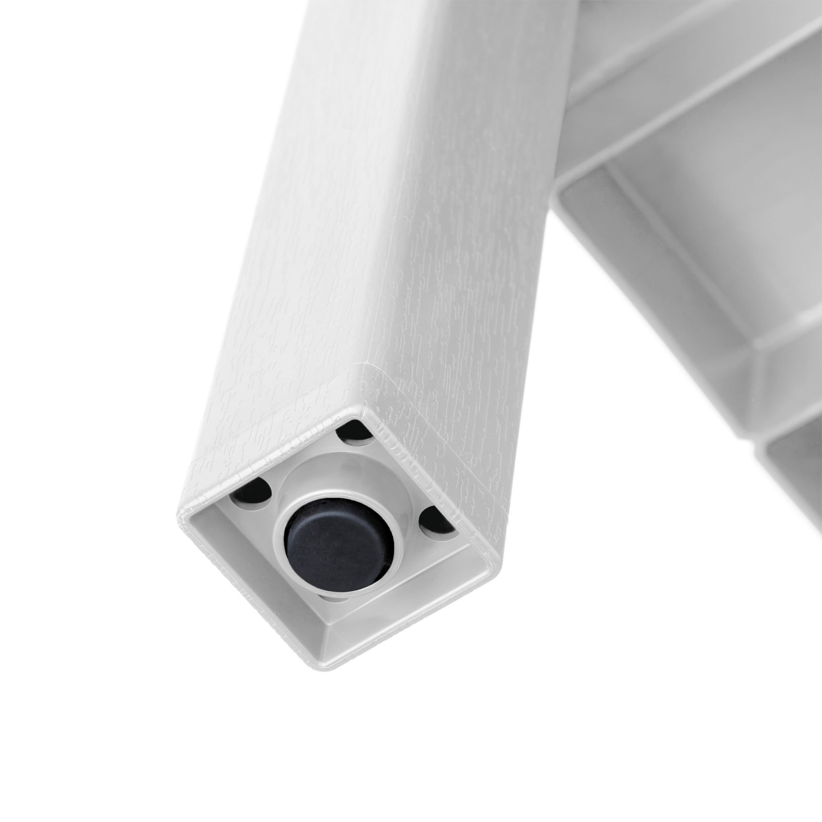 Nahaufnahme eines weißen, rechteckigen Regals mit vier Stufen, Fokus auf die Unterseite eines Regalbeins.