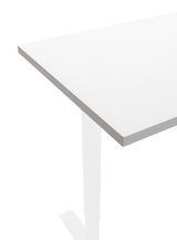 Weiße Tischplatte in der Ecke von oben betrachtet, mit einem stabilen, modernen Design.