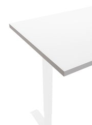 Weiße Tischplatte in der Ecke von oben betrachtet, mit einem stabilen, modernen Design.