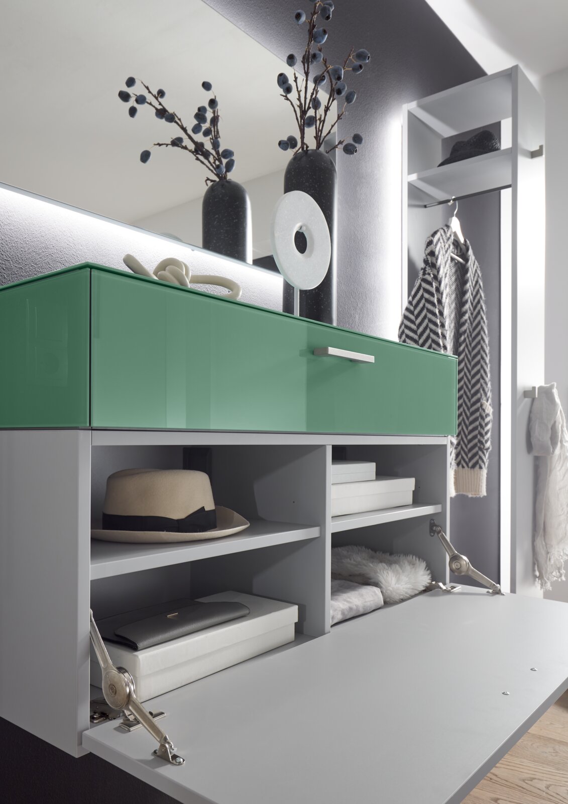 Garderoben-Set mit grünem Schrank, Spiegel und Ablagefächern, seitliche Perspektive