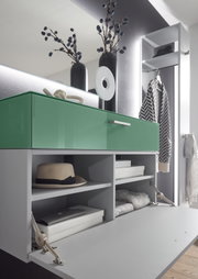 Garderoben-Set mit grünem Schrank, Spiegel und Ablagefächern, seitliche Perspektive