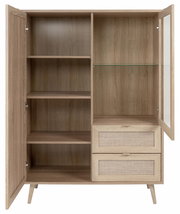 Frontale Ansicht eines Highboards aus Holz mit offenen Türen, mehreren Regalböden und zwei Schubladen.