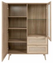 Frontale Ansicht eines Highboards aus Holz mit offenen Türen, mehreren Regalböden und zwei Schubladen.