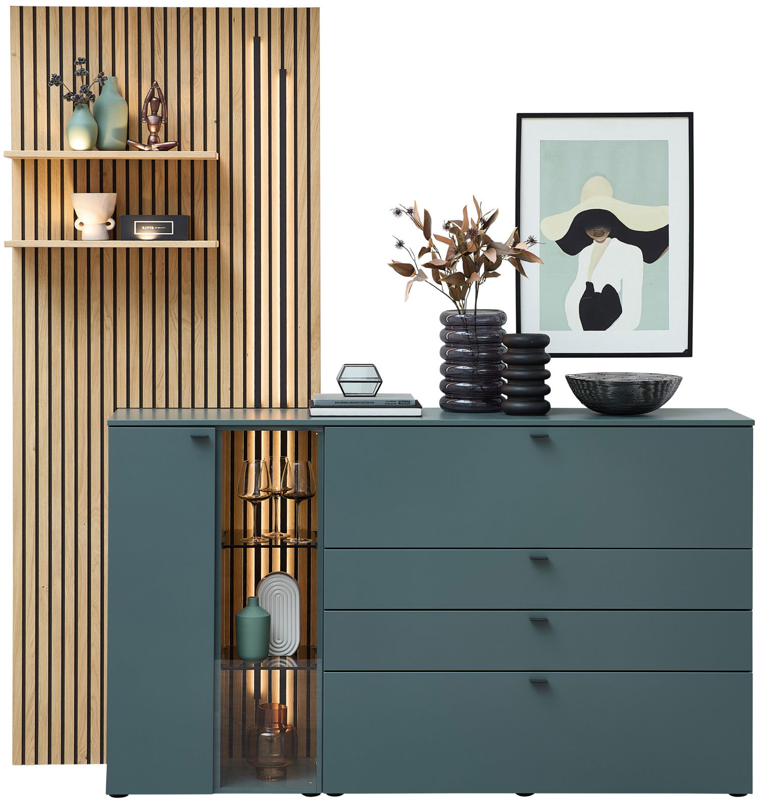 Moderne Sideboardkombination in Blau mit Holzpaneelen, dekoriert mit Vasen, Kunst und Schalen, seitliche Perspektive