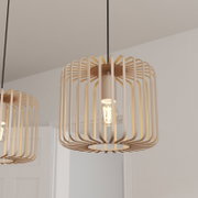 Moderne Pendelleuchte mit beigem, käfigförmigem Lampenschirm und sichtbarer Glühbirne, hängend an schwarzem Kabel – Ansicht schräg von unten (Untersicht)